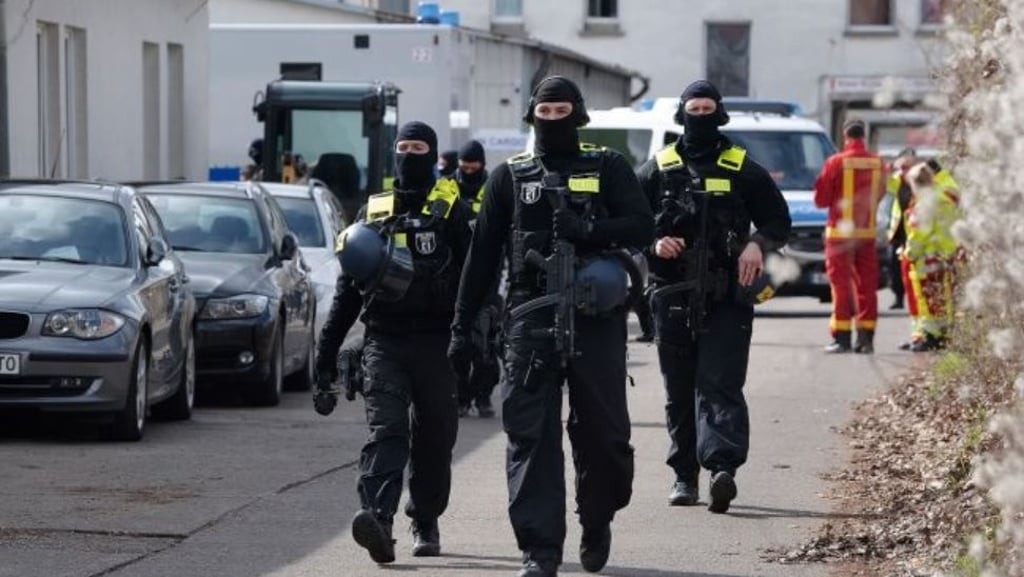 Bei Drogenrazzien im Burgenlandkreis wurden zwei Männer festgenommen und jede Menge Waffen gefunden.