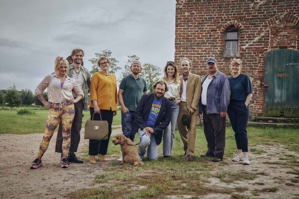 Jördis Triebel (l-r), Ulrich Brandhoff, Annett Sawallisch, Lars Jessen, Charly Hübner, Natalia Rudziewicz, Jan Georg Schütte, Peter Kurth, Maren Knieling bei Dreharbeiten zu „Micha denkt groß“ (undatiert).