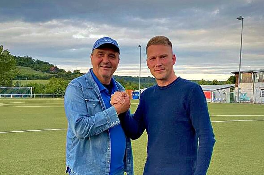 Nach 17 Jahren hat Thomas Postleb (l.) das Präsidentenamt beim FC RSK Freyburg in die Hände von Ralf Nebe gelegt.