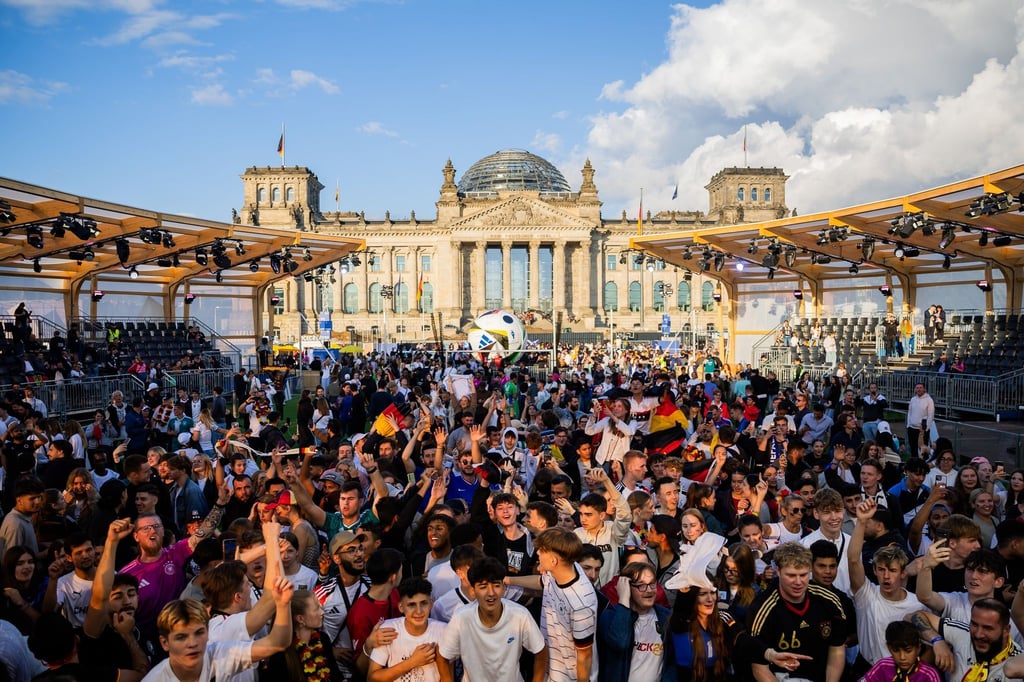 Deutschland-Fans feiern beim Public Viewing in der Fanzone am Reichstagsgebäude den Sieg ihrer Mannschaft.