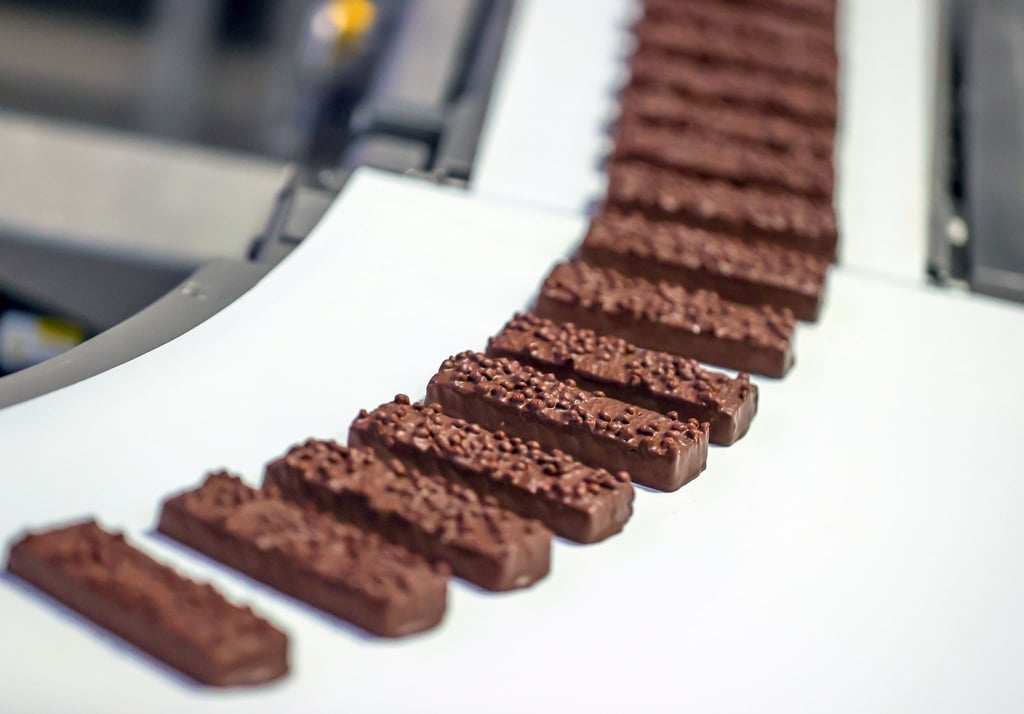 Proteinriegel laufen in der Produktion bei der Anona GmbH übers Band.