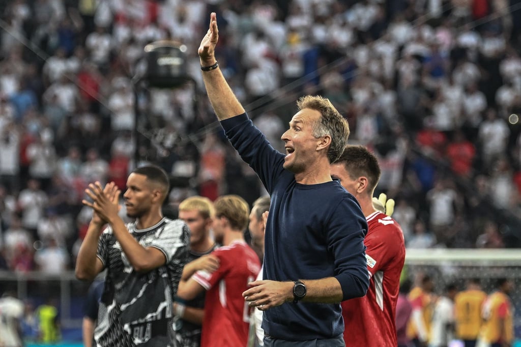 Dänemarks Trainer Kasper Hjulmand und Spieler grüßen Fans nach dem Unentschieden gegen England bei der Europameisterschaft 2024.