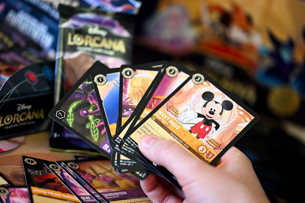 „Disney Lorcana“ ist für mindestens zwei Spieler ab 8 Jahren konzipiert, die sich dann für bestimmte Charaktere entscheiden.