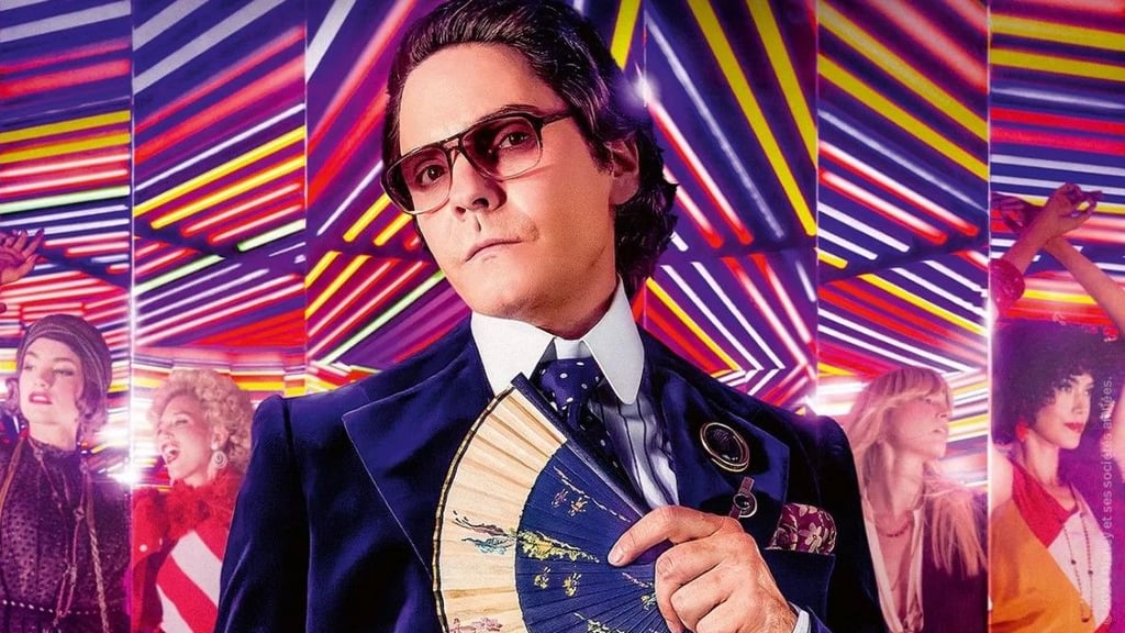 Daniel Brühl spielt den jungen Karl Lagerfeld mit Fächer, einem später unverzichtbaren Erkennungszeichen.