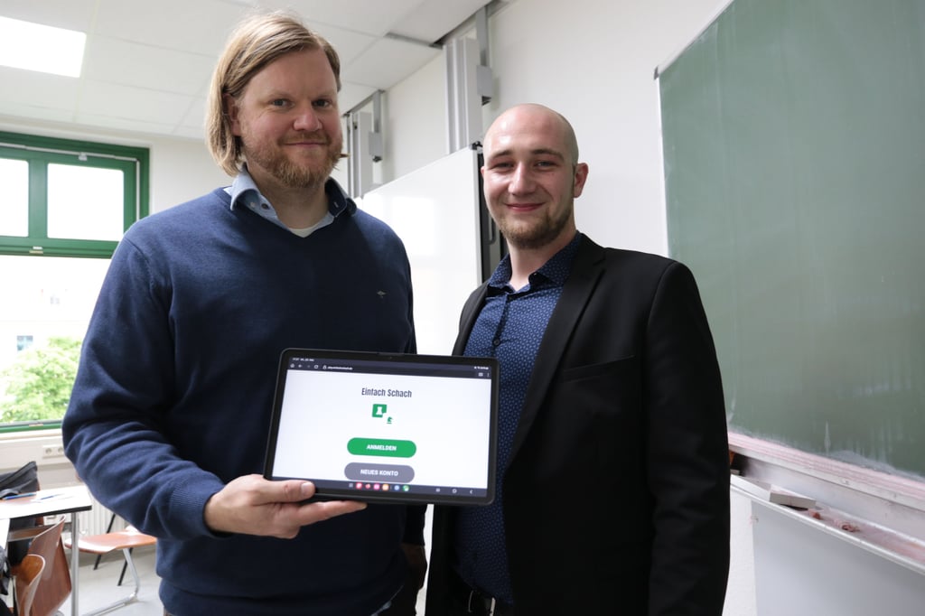 Matthias Haase und Vilen Rafayevych zeigen die barrierefrei Schachapp "Einfach Schach".