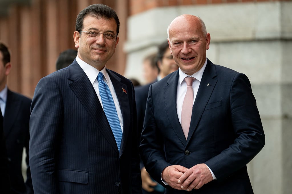 Kai Wegner (CDU,r), Regierender Bürgermeister von Berlin, begrüßt Ekrem Imamoglu, Bürgermeisters von Berlins Partnerstadt Istanbul, im Roten Rathaus in Berlin-Mitte.