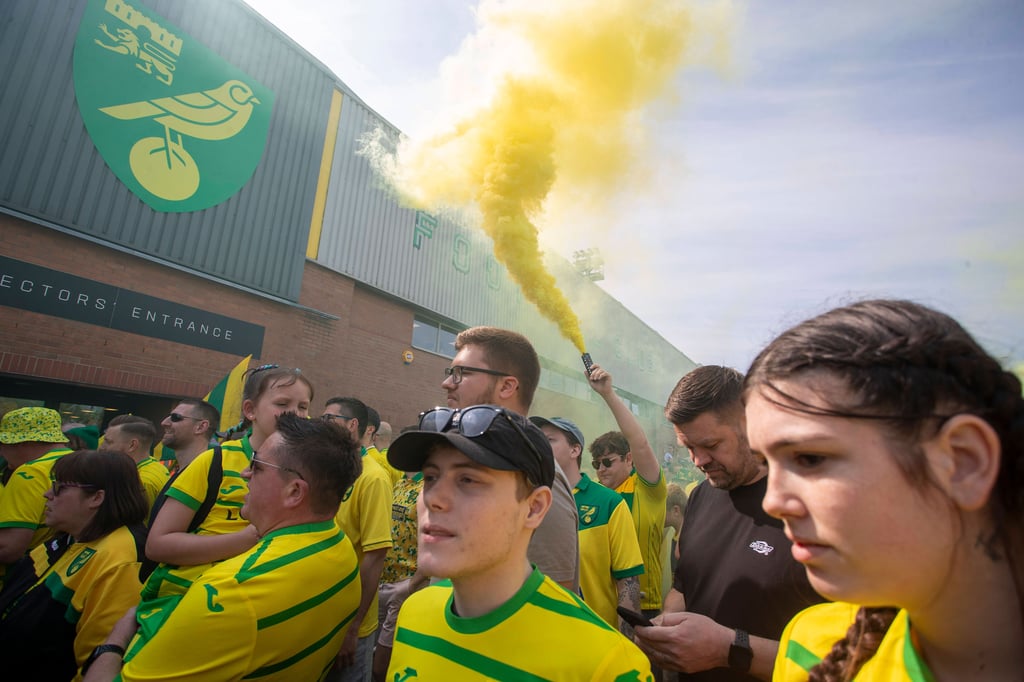 Fans von Norwich City vor einem Heimspiel vor dem Stadion an der Carrow Road. Im Juli wird der 1. FC Magdeburg zu einem Testspiel anreisen.