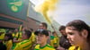 Fans von Norwich City vor einem Heimspiel vor dem Stadion an der Carrow Road. Im Juli wird der 1. FC Magdeburg zu einem Testspiel anreisen.