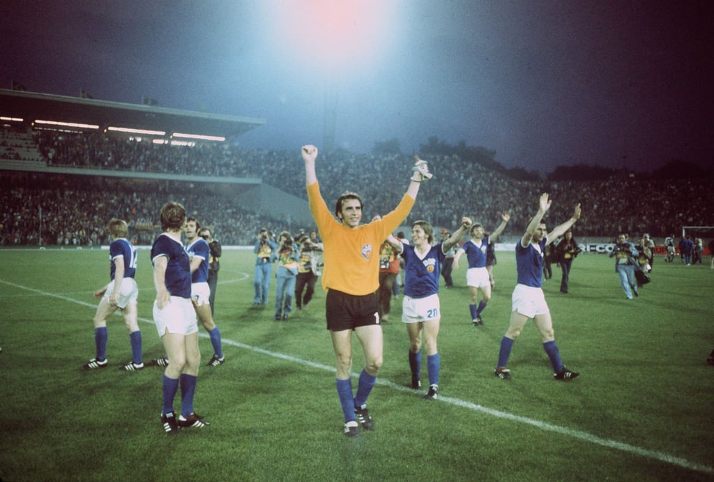 Der ehemalige Torhüter von Sachsenring Zwickau und der DDR-Nationalmannschaft, Jürgen Croy, bejubelt mit seinen Teamkollegen 1974 bei der WM den Sieg über die BRD.