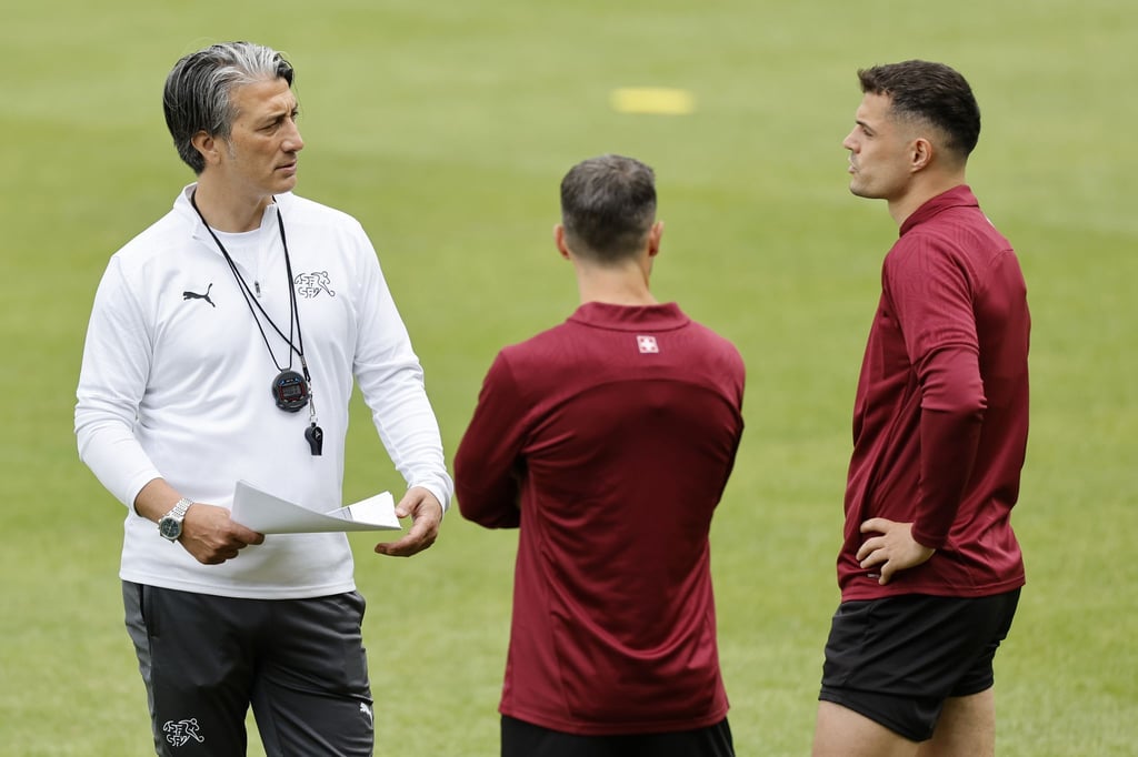 Der Schweizer Cheftrainer Murat Yakin (l) will sich gegen Deutschland nicht nur auf die eigene Defensive fokussieren.