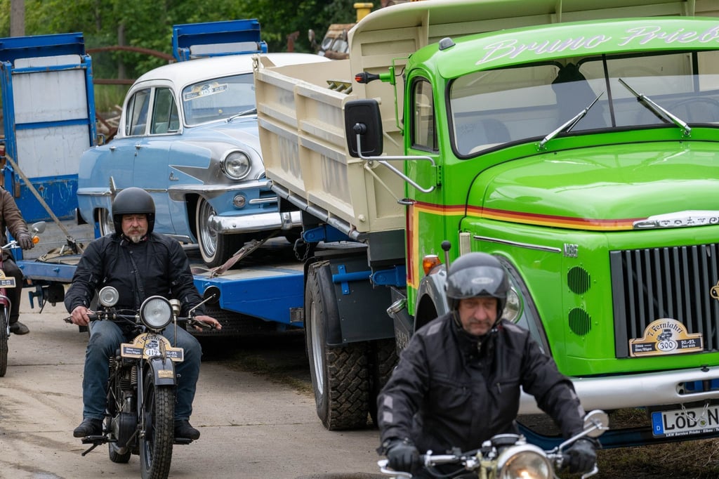 Zahlreiche historische Fahrzeuge nehmen in Grimmen an der Fernfahrt historischer Kraftfahrzeuge teil.
