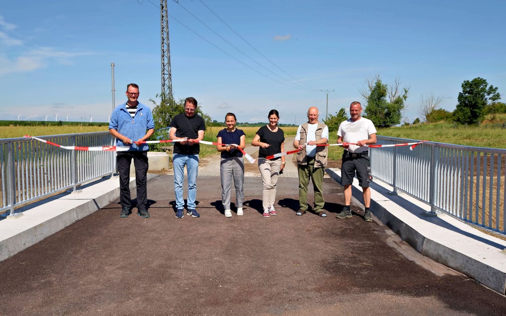 Daniel Helmstedt vom Planungsbüro SBV GmbH, Raik Elze und Anica Nagel von der Verwaltung des Osternienburger Landes, Antje Thiele vom ALFF Anhalt, Ortsbürgermeister Horst Richter und Mario Werner, Bauleiter der Bau- und Haustechnik Bad Düben GmbH, eröffneten die Brücke feierlich.