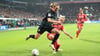 Werders Michaela Brandenburg (l) kämpft gegen Freiburgs Judith Steinert um den Ball.