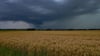 Eine dunkle Gewitterwolke zieht über die Landschaft im Landkreis Oder-Spree in Ostbrandenburg.