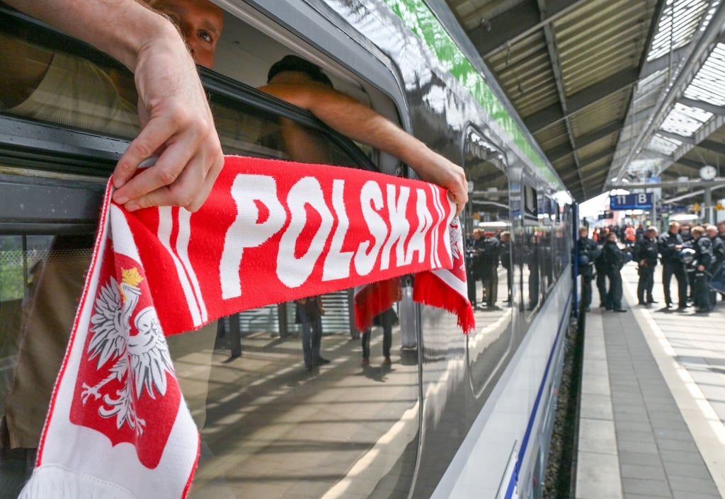Beamte der Bundespolizei stehen am Bahnhof und kontrollieren einen Sonderzug aus Warschau, der mit rund 440 polnischen Fußballfans unterwegs nach Berlin zum EM-Spiel Polen gegen Österreich ist.