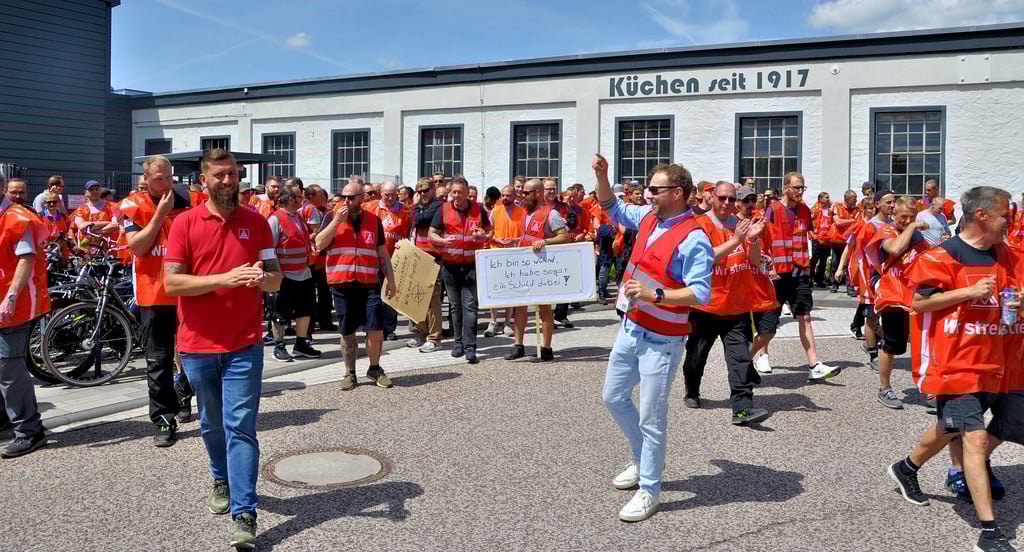 Etwa 200 Beschäftigte haben am Warnstreik teilgenommen haben, schätzte Vize-Betriebsratsvorsitzender Thomas König.