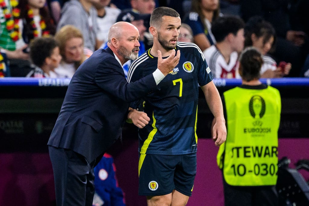 Schottlands Trainer Steve Clarke (l) spricht mit John McGinn.