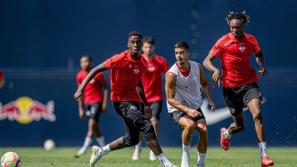 Beim Trainingsstart wohl zurück am Cottaweg: Ilaix Moriba und André Silva.