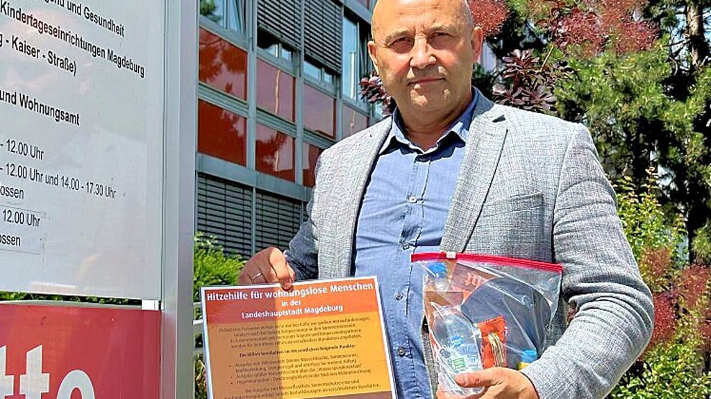 Sozialbeigeordneter Ingo Gottschalk mit einem Hilfebeutel für Obdachlose.