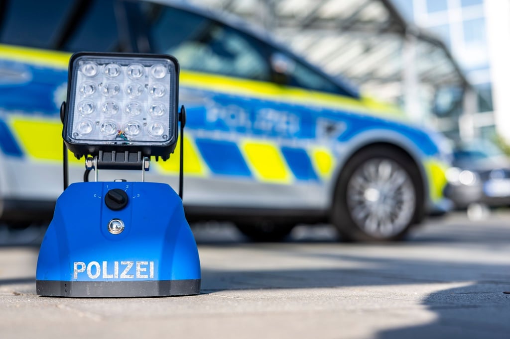 Eine Signalleuchte der Polizei ist vor einem Polizeiwagen aufgestellt.