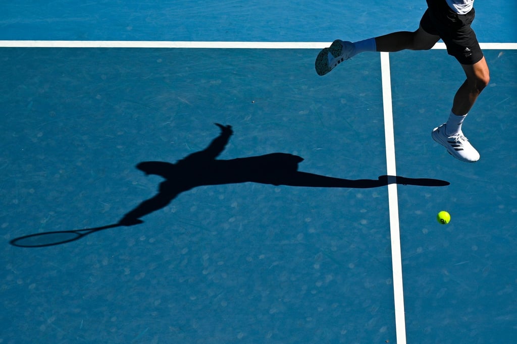 Ein Tennisspieler in Aktion.