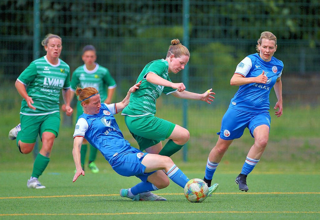 Anja Zywitzki (am Ball) setzte auch in der Relegation ihre Akzente, aber musste mit ihrem Team die Enttäuschung hinnehmen.