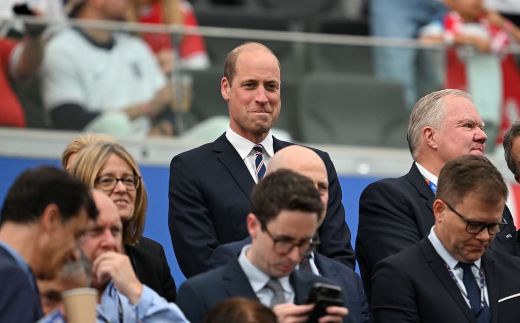 Der britische Thronfolger schaut sich das Spiel der Three Lions im Frankfurter Stadion an.