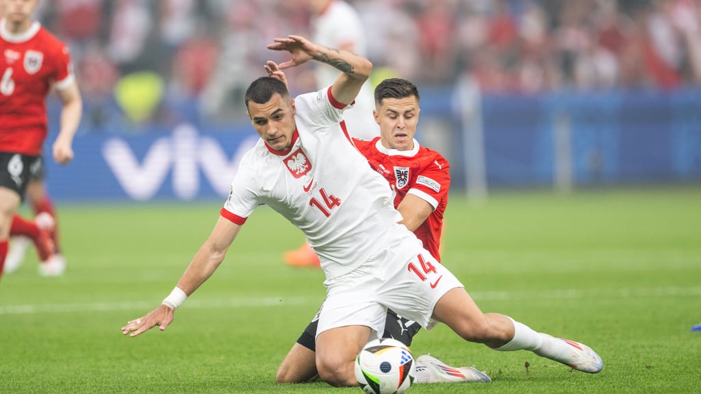 Christoph Baumgartner (hinten) geht gegen Polen robust zur Sache.