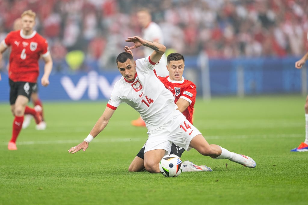 Christoph Baumgartner (hinten) geht gegen Polen robust zur Sache.