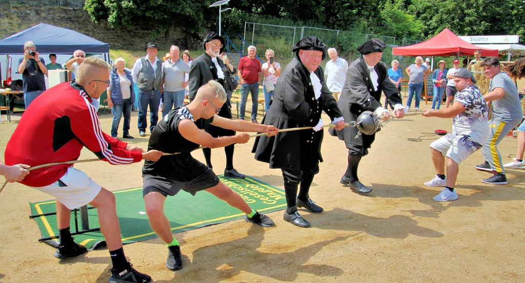 Beim Kugelziehen auf dem Thingplatz: links die Nienburger, rechts Männer aus Gerbitz. In der Mitte die Ratsherren der „Otto-von-Guericke“-Stiftung.