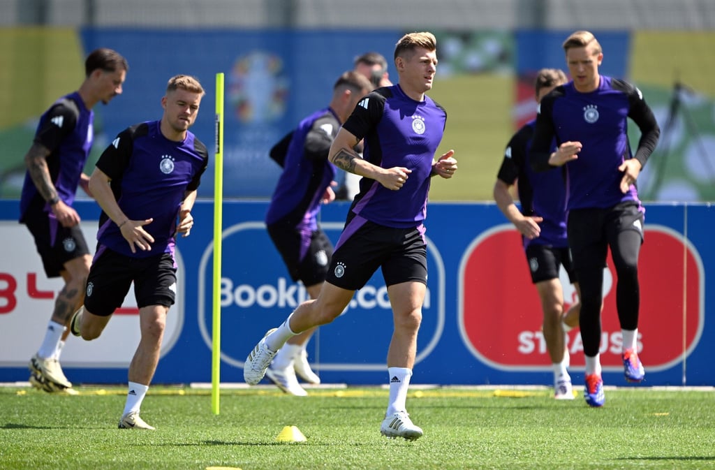 Erstmals seit dem Gewinn des Confederations Cup 2017 könnten die DFB-Profis um Toni Kroos (M) wieder eine Turnierprämie einstreichen.