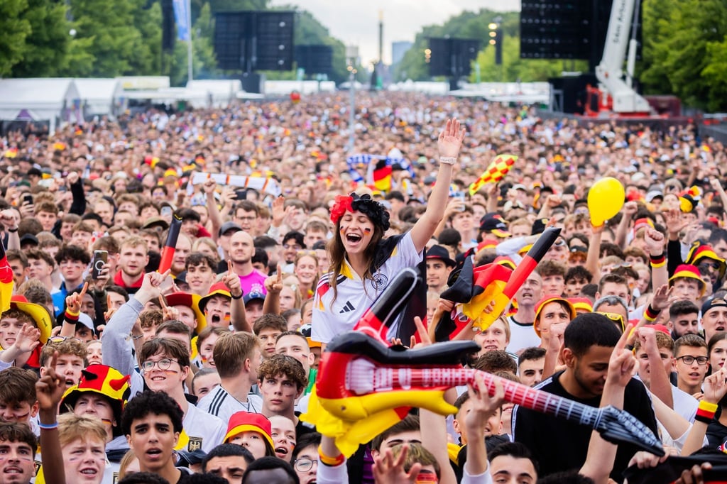 Deutschland-Fans jubeln beim Public Viewing in der Fanzone am Brandenburger Tor.
