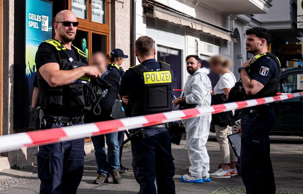Polizisten sind vor einem Haus in Charlottenburg-Wilmersdorf im Einsatz.
