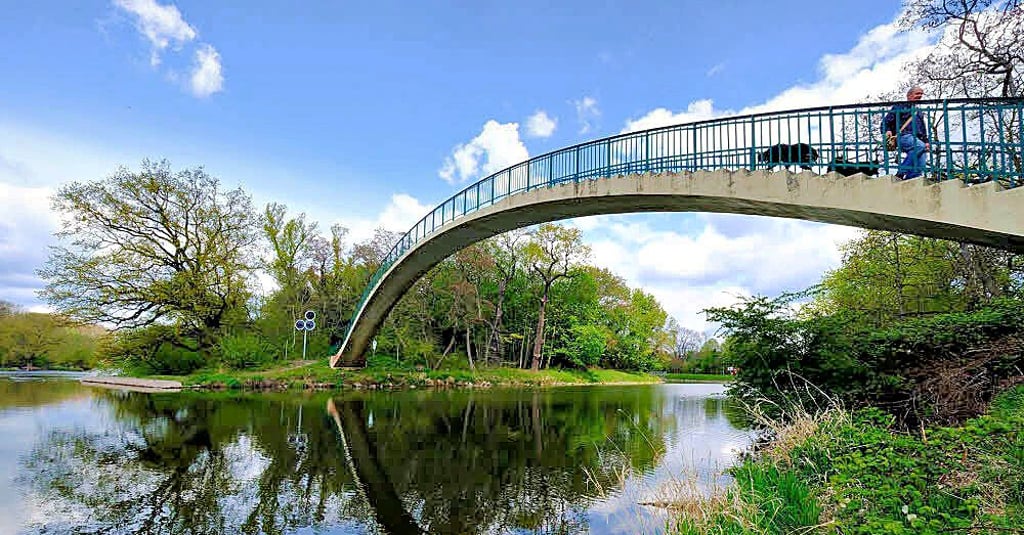 Die „Katzenbuckel“-Brücke in Trotha führt zum Forstwerder. Dort endet bislang das Gebiet des Naturparks „Unteres Saaletal“. Das soll sich ändern.