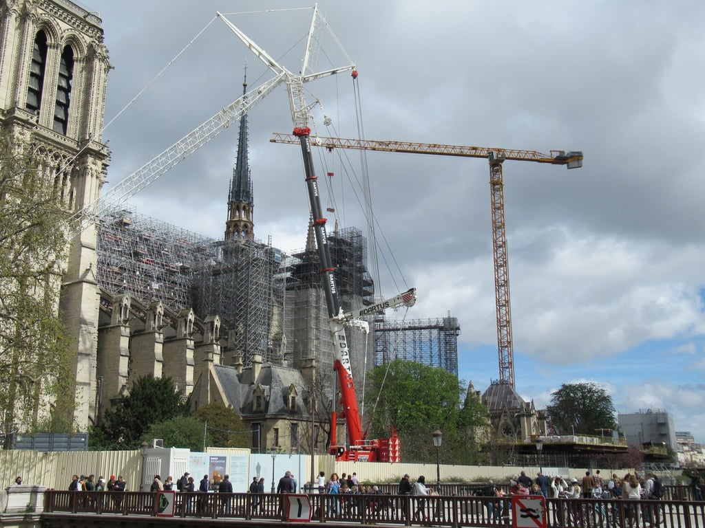 Einige alte Glasfenster der Pariser Kathedrale Notre-Dame sorgen für Furore.