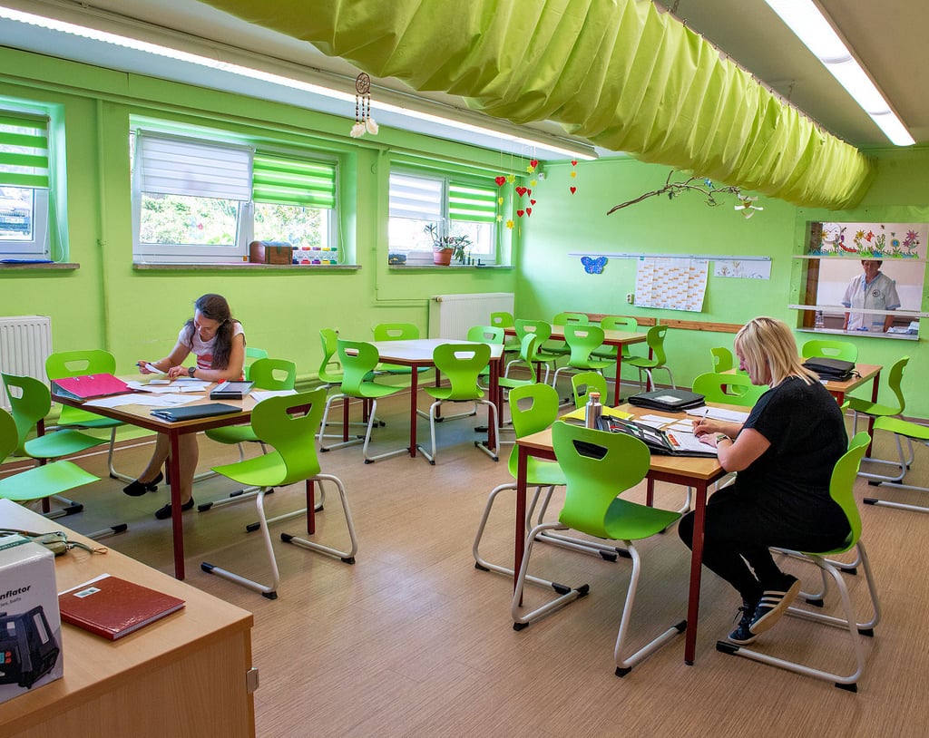 Ein Raum – vielfache Nutzung: In dem im Keller untergebrachten Hort- und Speiseraum der Grundschule Sieglitz erledigen die Hortnerinnen Simone Burkhardt (l.) und Virginia Rothenhöfer auch ihre Büroarbeit.