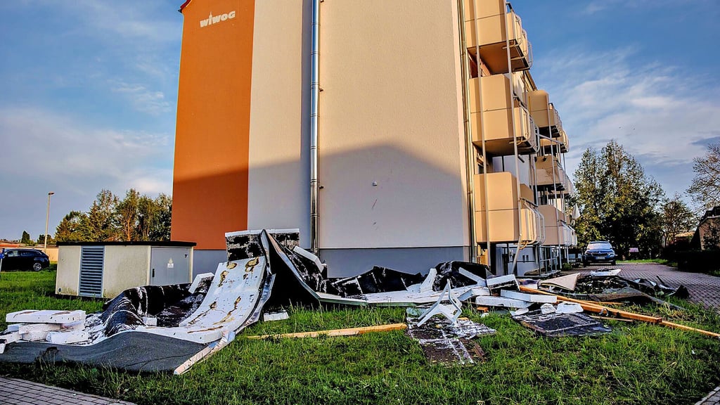 Diese Flachdachteile in Pratau stammen nicht von diesem Wohnblock, sie sind rund 100 Meter weit dorthin geflogen.