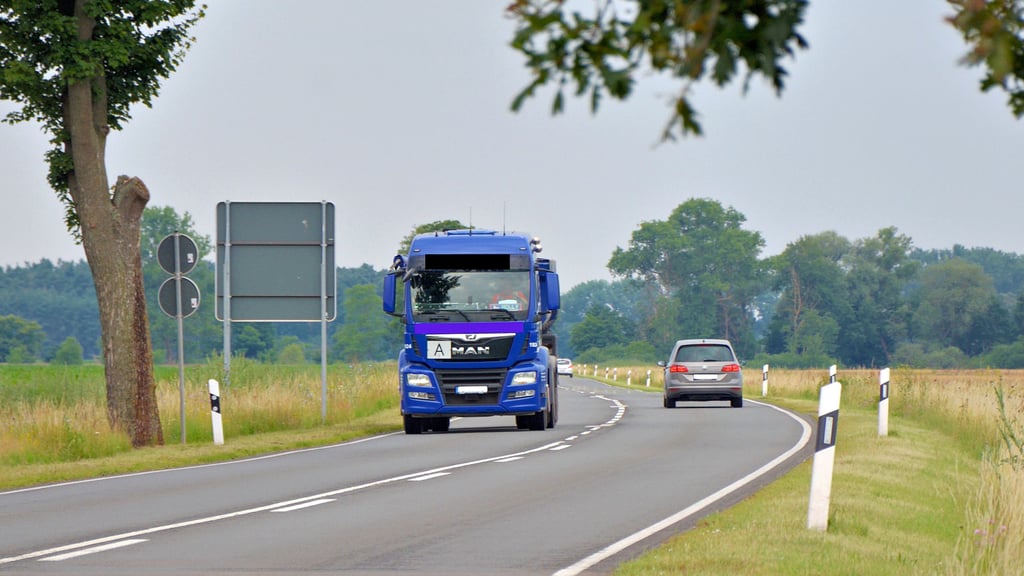 Die Bundesstraße 1 zwischen Genthin und Parchen, hier in Höhe Wiechenberg, wird grundhaft saniert.