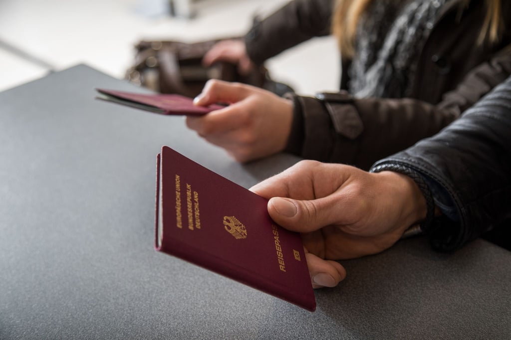 Die Passkontrolle am Flughafen kann dauern - ärgerlich, wenn die Zeit drängt.