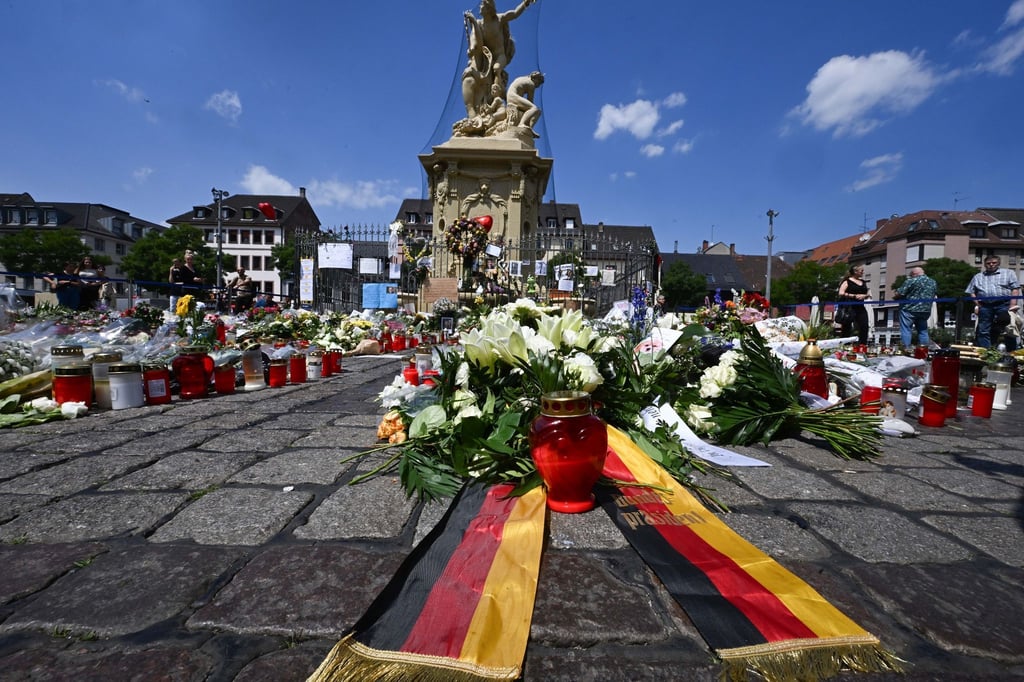 Ein Trauerkranz des Bundespräsidenten liegt auf dem Marktplatz in Mannheim.