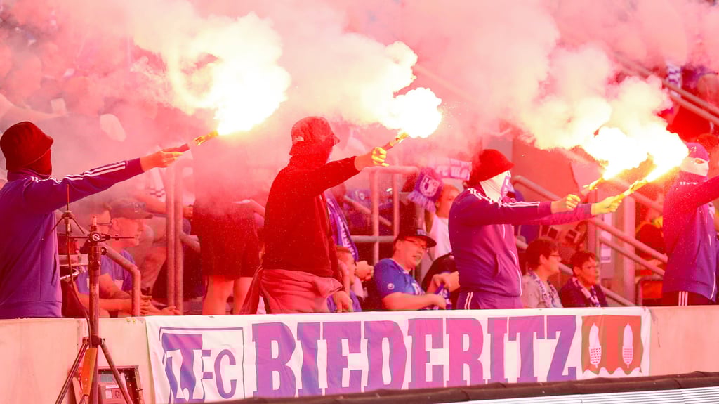 Im Heimspiel gegen die SpVgg Greuther Fürth hatten Fans des 1. FC Magdeburg Pyrofackeln gezündet. Das DFB-Sportgericht hat nun eine Geldstrafe festgelegt.