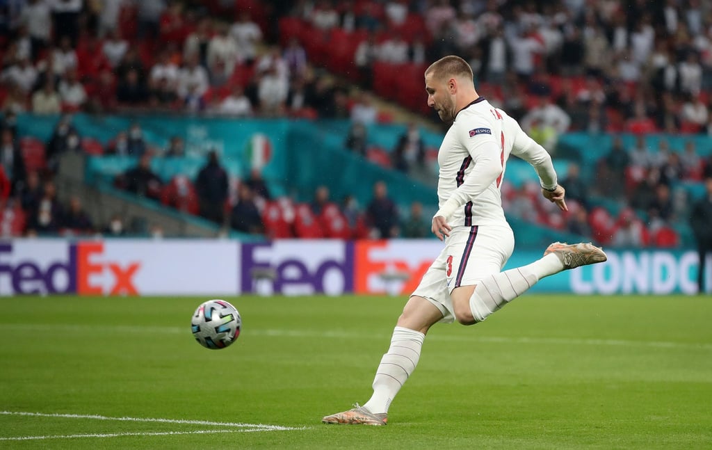 Englands Luke Shaw erzielt das Tor zur 1:0-Führung gegen Italien per Dropkick.