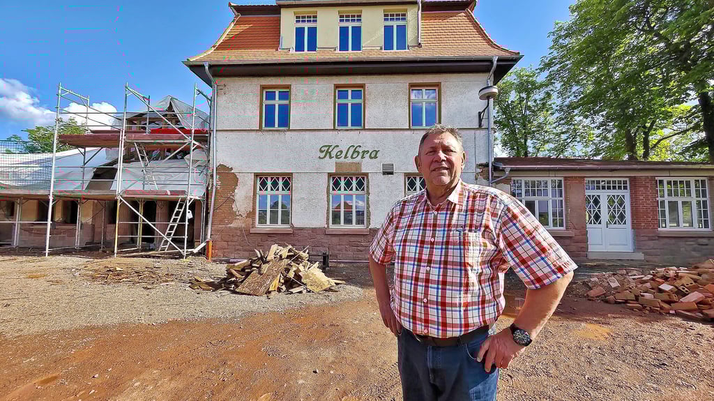 Kelbras Bürgermeister Lothar Bornkessel setzt viel Hoffnung in die Umsetzung der Sanierung des Bahnhofsgebäudes der ehemaligen Kyffhäuser-Kleinbahn. Seit einem Jahr nimmt das denkmalgeschützte Gebäude wieder Gestalt an.