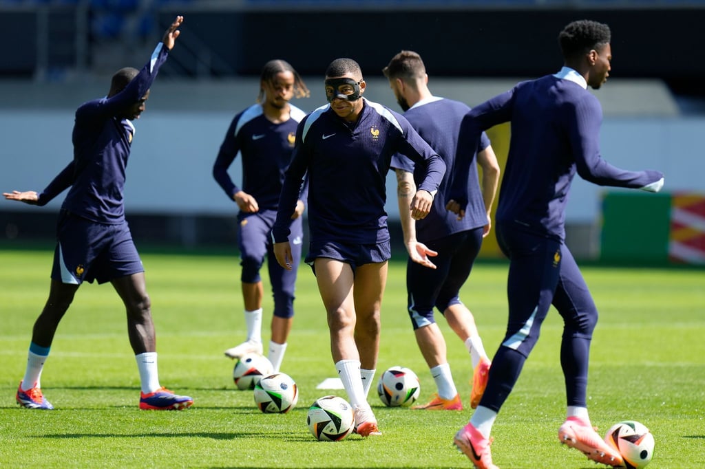 Kylian Mbappe (M) überzeugte seine Teamkameraden im Abschlusstraining auch mit Maske.