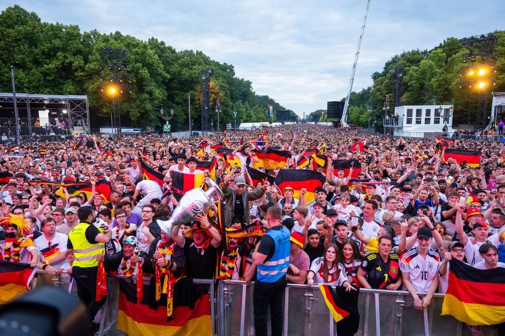 Hunderttausende Menschen feiern während der Fußball-EM auf den Fanmeilen in Deutschland.
