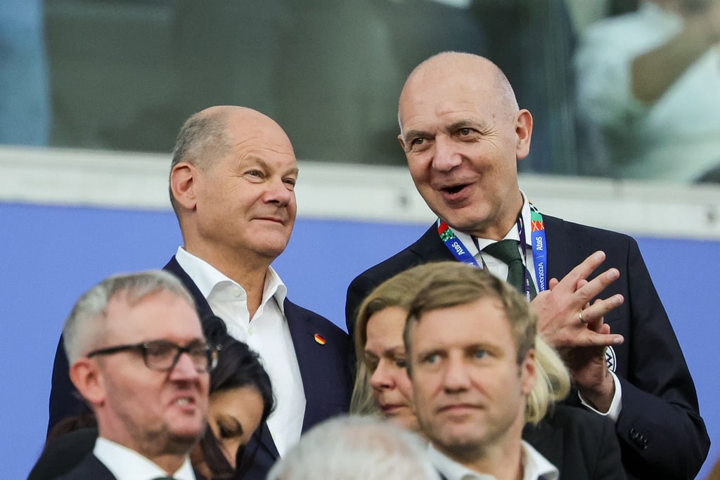 DFB-Präsident Bernd Neuendorf (r) und Bundeskanzler Olaf Scholz verfolgen das Spiel der DFB-Elf gegen die Schweiz.