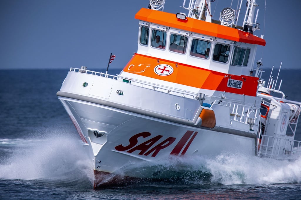 Der 28 Meter lange und fast 4.000 PS starke Seenotrettungskreuzer „Nis Randers“ fährt bei einer Einsatzübung auf der Ostsee vor der Halbinsel Fischland-Darf-Zingst Manöver.