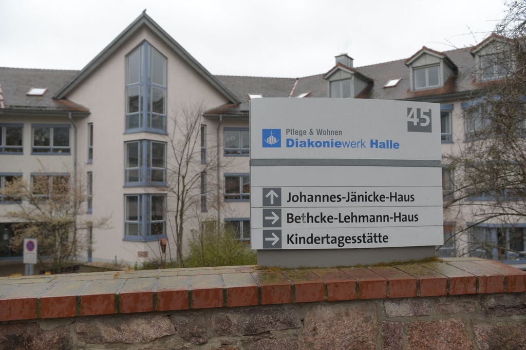 Ein Schild am Zugang zum Pflegeheim „Johannes Jänicke“ der Diakonie in Halle.