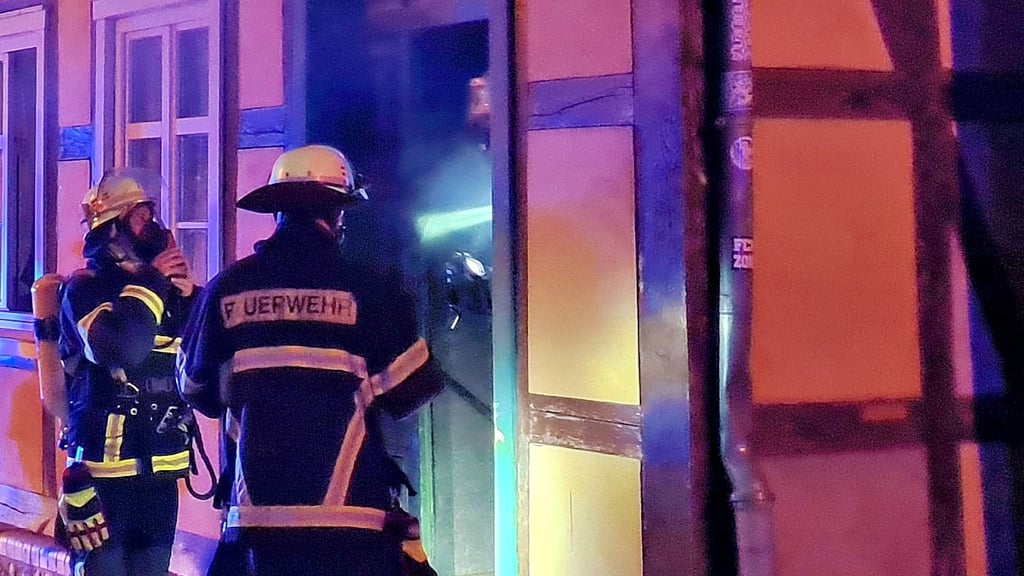 Osterburger Feuerwehrleute in der Nacht vom Sonnabend zum Sonntag beim Einsatz am Kleinen Markt.