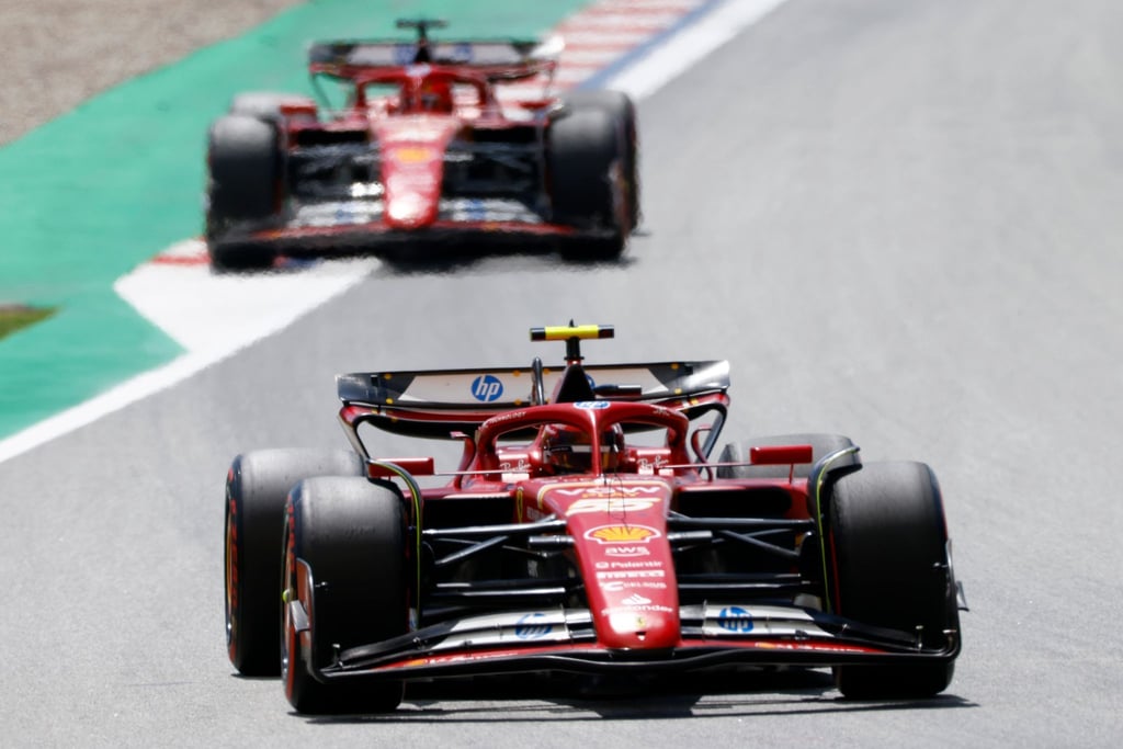 Zwischen den Ferrari-Piloten Carlos Sainz (v.) und Charles Leclerc gibt es Zoff.